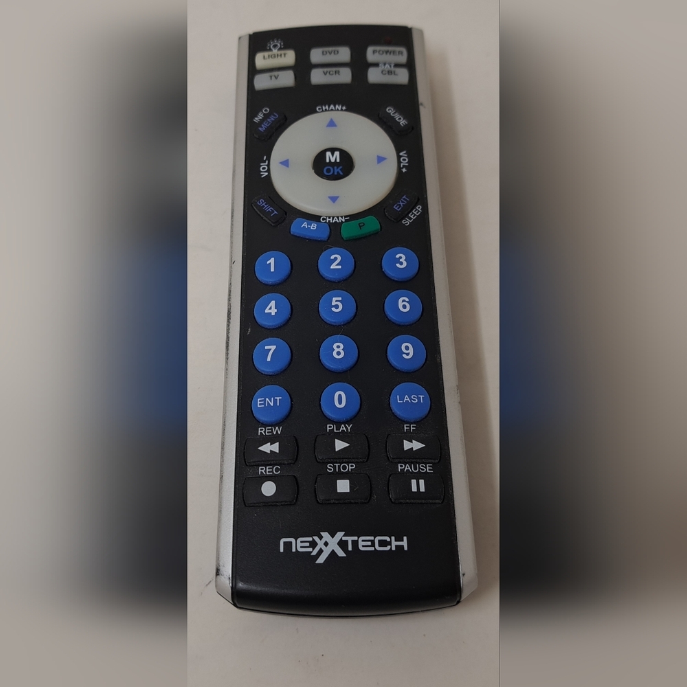 Nexxtech 4 in 1 Universal Remote Control DVD TV VCR CABLE SATELLITE LIGHTS UP